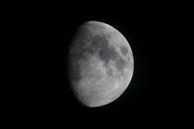 Miscellaneous pictures - First attempt to photo the moon
(Click on the picture for the full-size version)