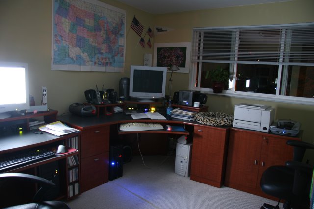 Miscellaneous pictures - Lighted office
(Click on the picture for the full-size version)