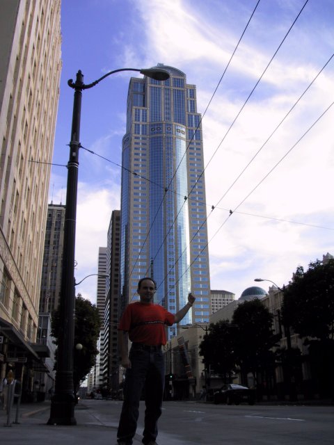 Walking in Seattle 09/15/2001
(Click on the picture for the full-size version)
