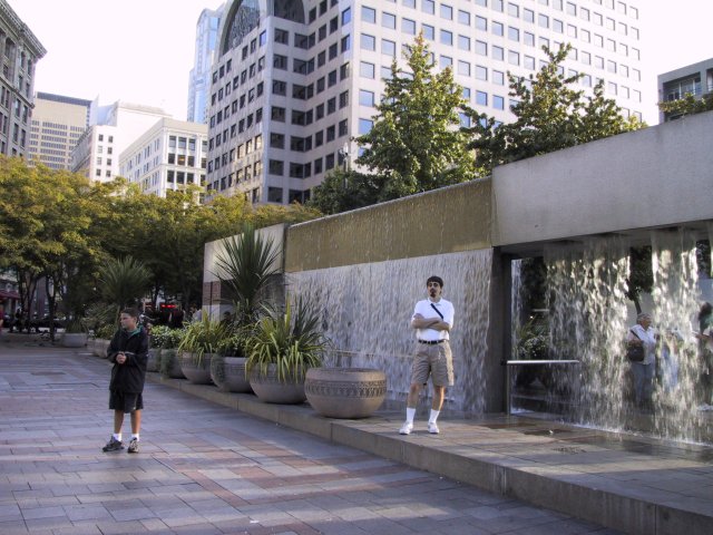 Walking in Seattle 09/15/2001
(Click on the picture for the full-size version)