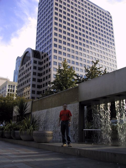 Walking in Seattle 09/15/2001
(Click on the picture for the full-size version)
