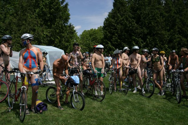 World Nude Bike Ride, Seattle 2004
(Click on the picture for the full-size version)