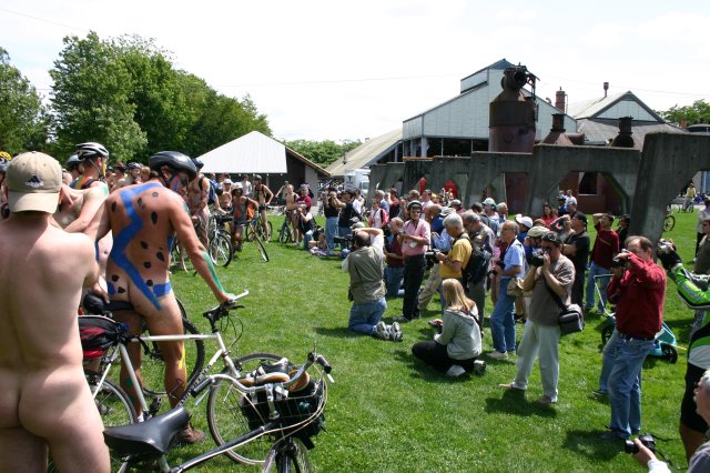 Alin Constantin's Photography - World Nude Bike Ride, Seattle 2004
(Click on the picture for the full-size version)