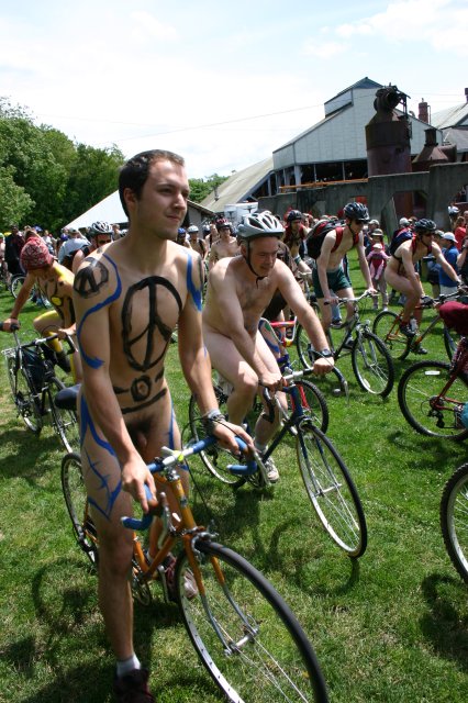 World Nude Bike Ride, Seattle 2004
(Click on the picture for the full-size version)
